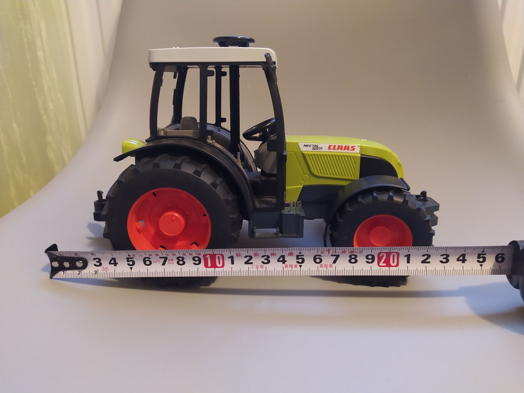 Traktor Class Nectis 267F Bruder