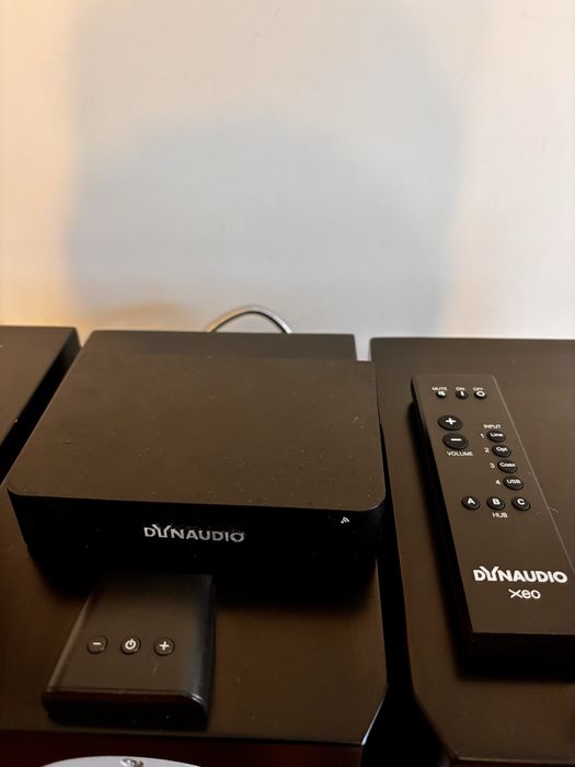 Colunas Dynaudio XEO 4 + Dynaudio HUB