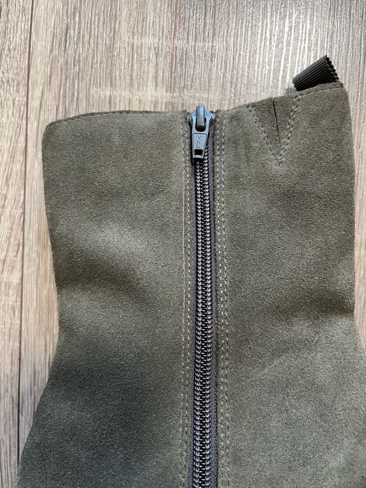 Жіночі замшеві чобітки Per Una на підборах, колір хакі