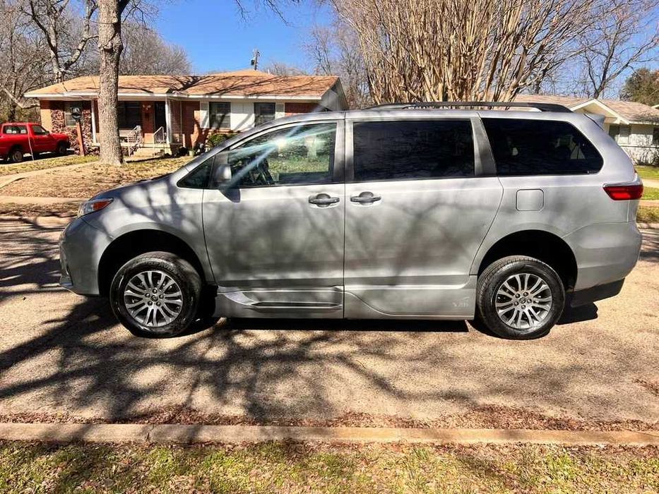 2020 Toyota Sienna XLE