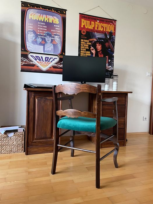 Drewniane krzesło z zielonym obiciem