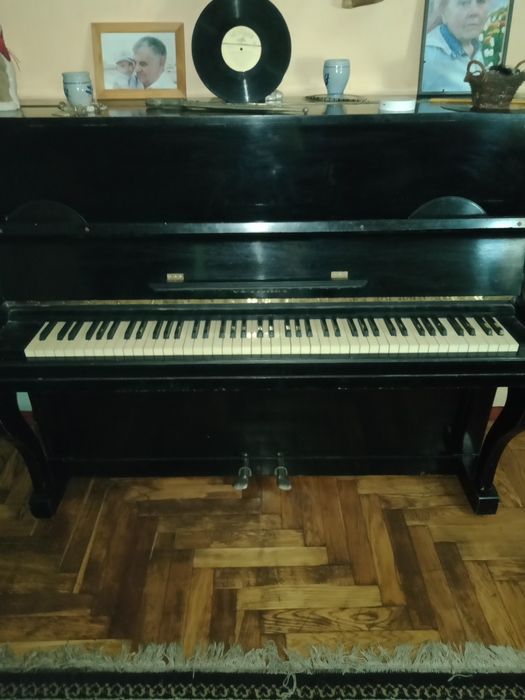 Продам піаніно ,, Україна ", б/в.Одне з перших випусків.Ціна 5000 тис.