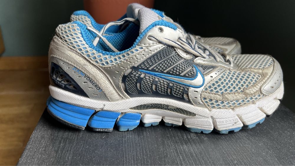 NIKE Zoom Vomero 5