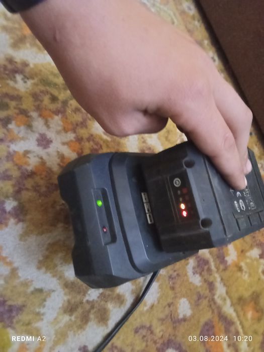 Продам аккумуляторы с зарядкой от шуруповёрта два штуки и  зарядку