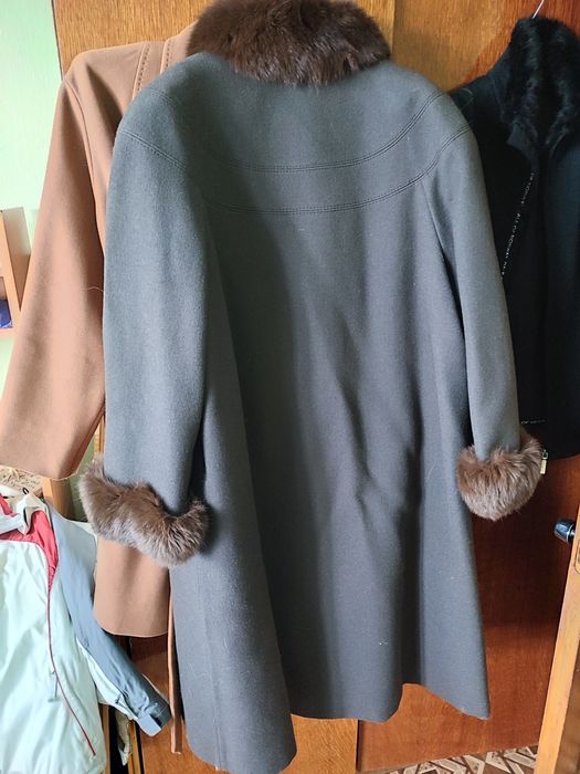 Продається елегантне пальто з натуральним хутром!