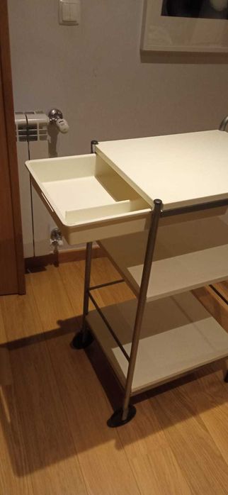 Mesa de apoio cozinha com prateleiras