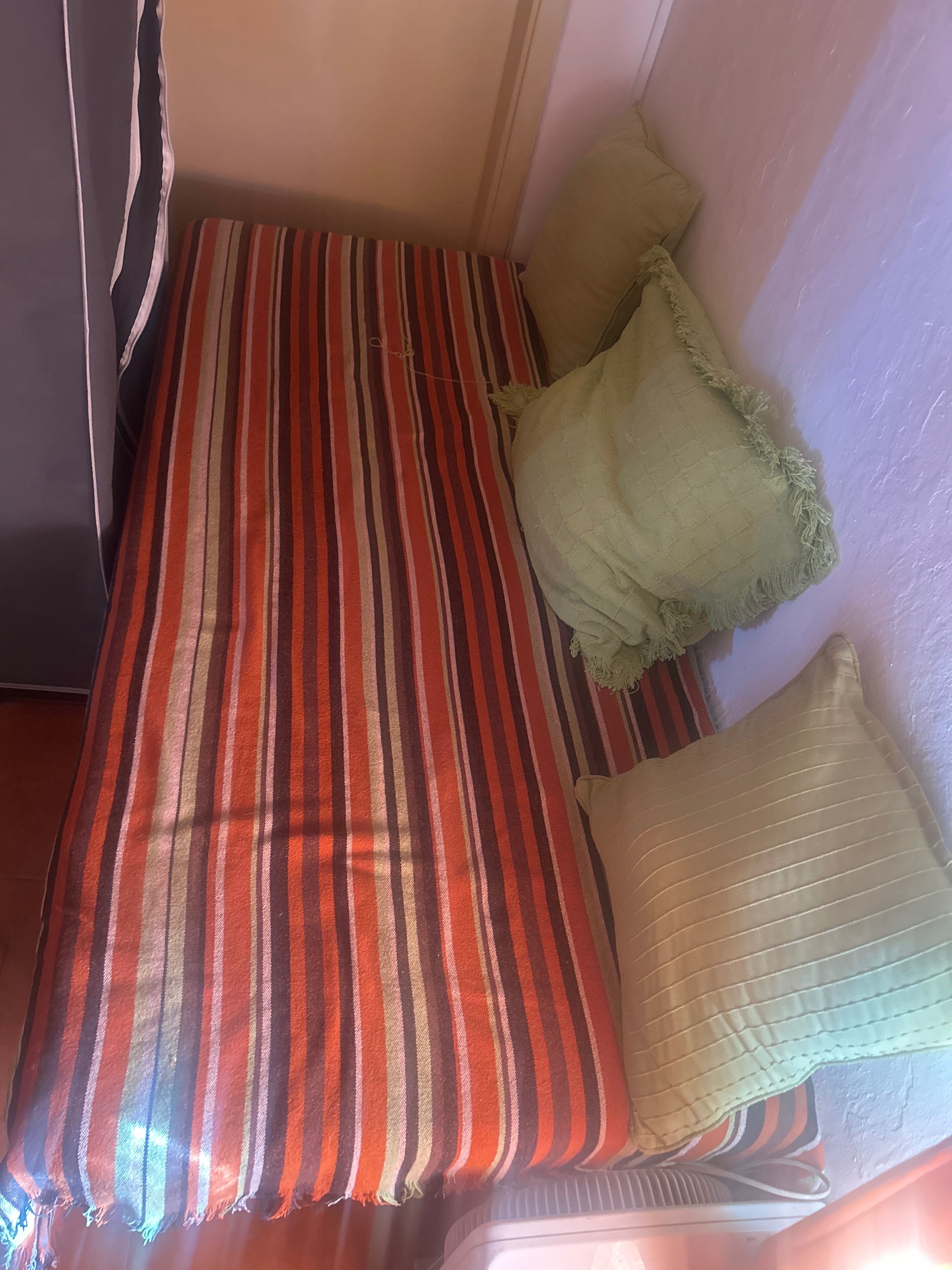 Estrado e colchão em muito bom estado