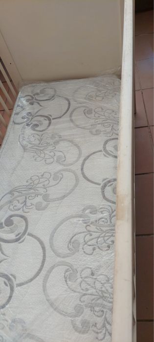 Berço de madeira branco