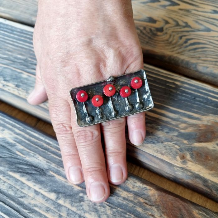 Polne maki - regulowany pierscionek z czerwonego korala.