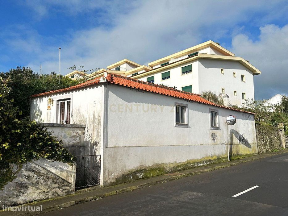 Oportunidade em Praia da Vitória: Casa para Recuperação