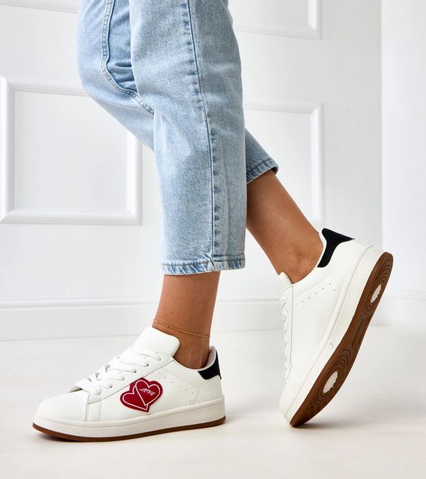 Białe sneakersy na platformie z czerwonymi serduszkami Tela