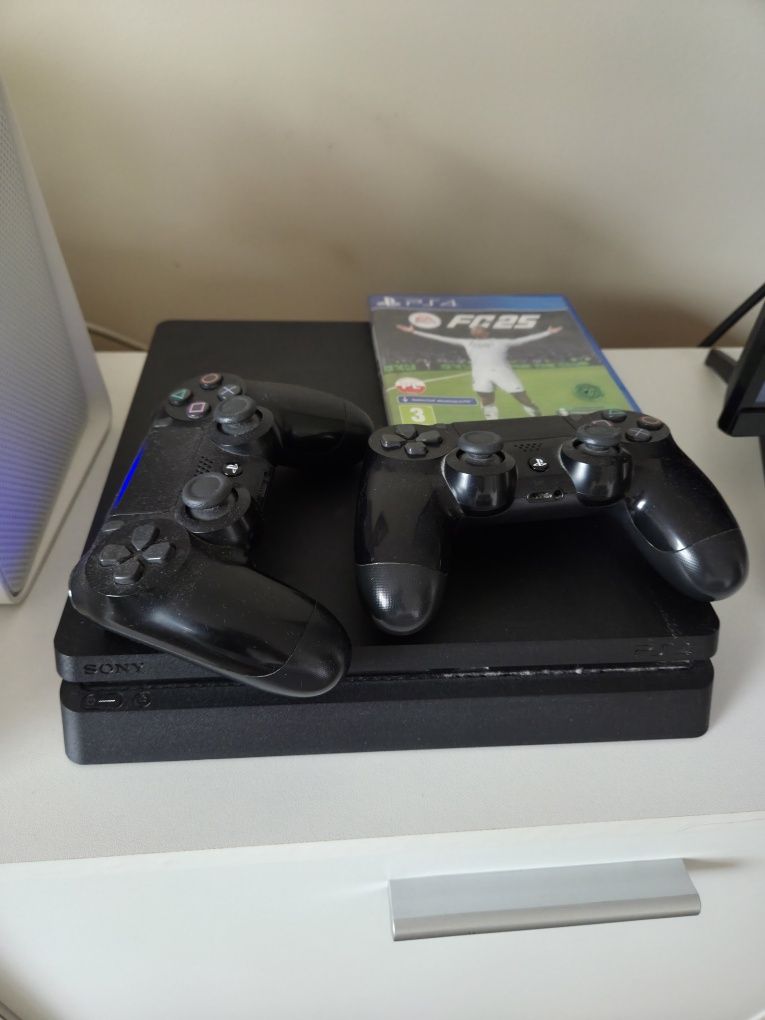 Sprzedam konsole ps4 slim dwa pady plus fifa 25