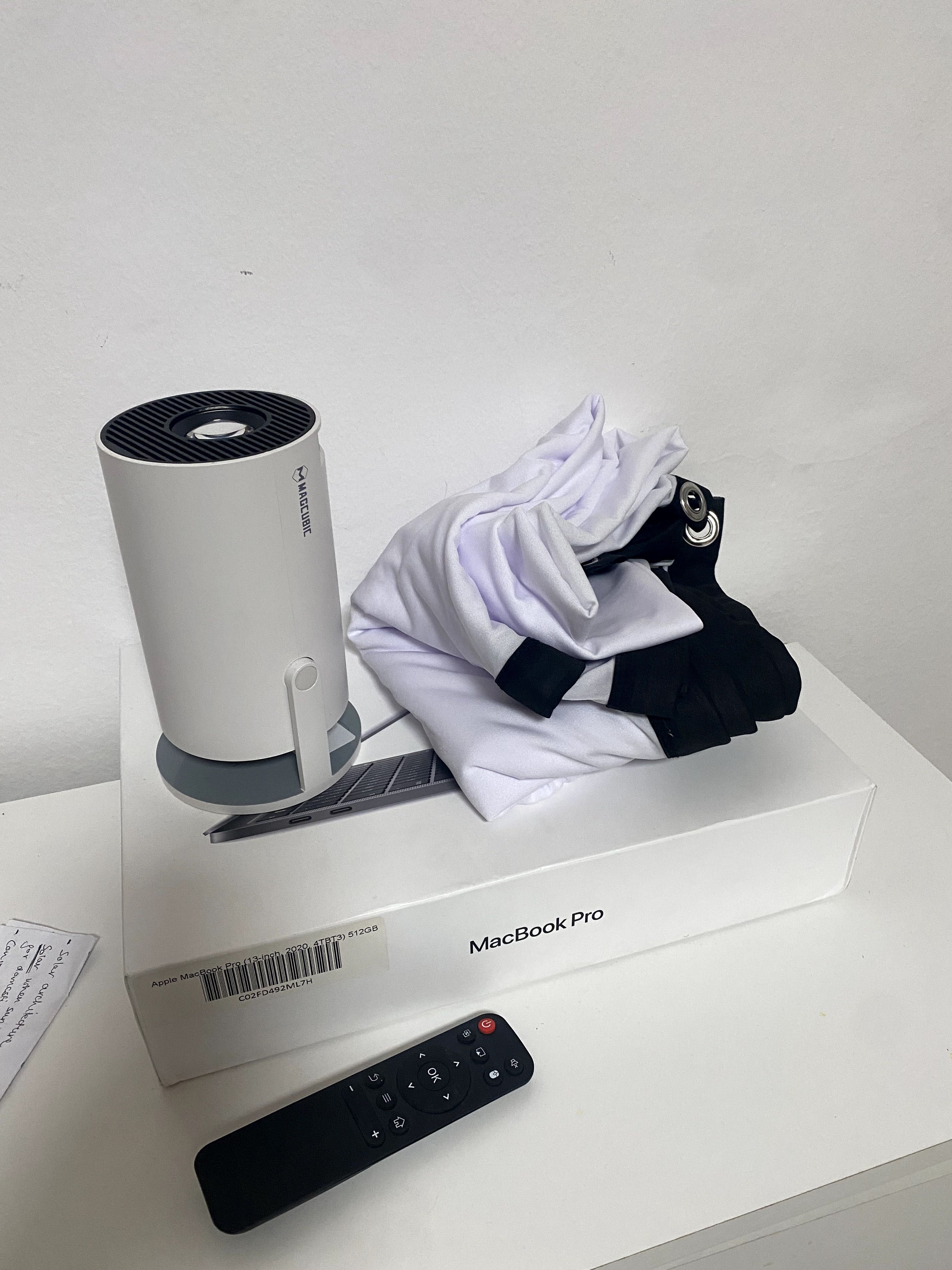 MagCubic Projector and Screen