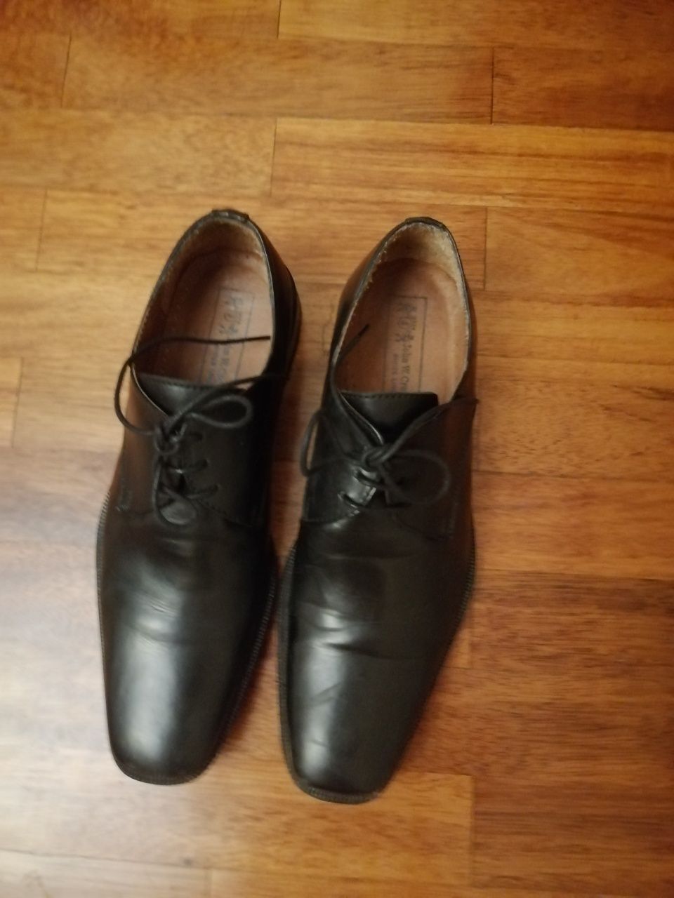 Sapatos de homem em pele com sola de couro