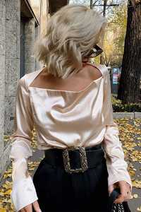 Блуза сатинова бежевого кольору