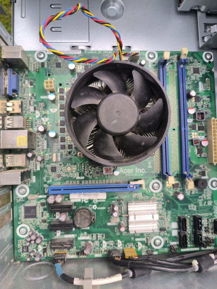 Komputer PC ( płyta z procesorem + obudowa )