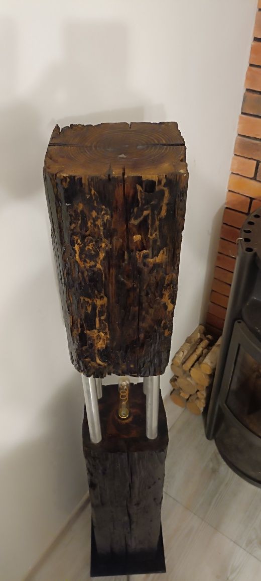 Lampa stojąca ze starej belki