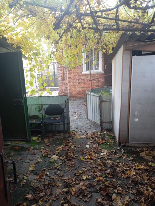 Продам частину будинку в Центральній частині міста.