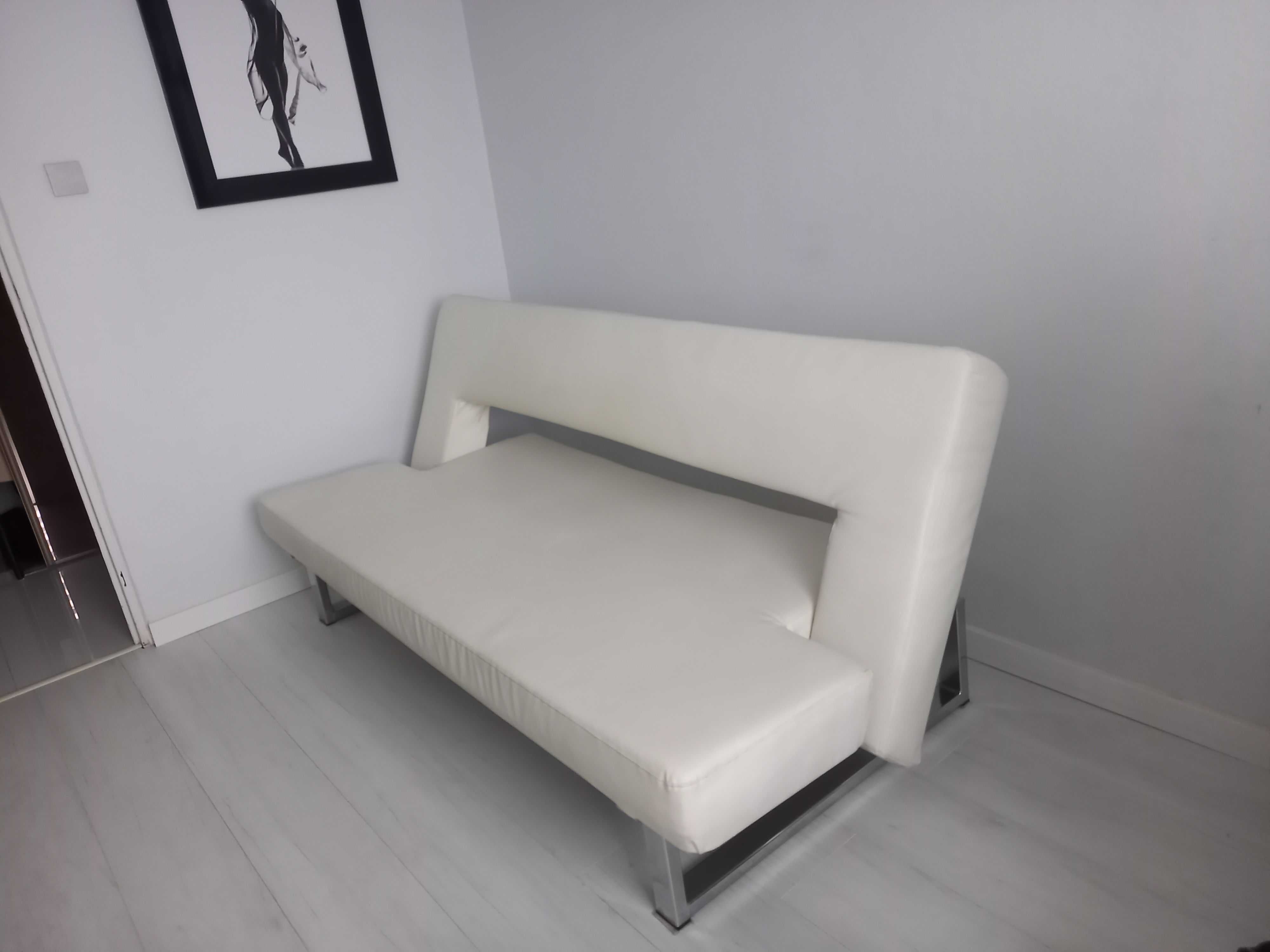 biała sofa rozkładana