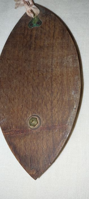 Nossa senhora de Lurdes em metal em placa de madeira Maciça.
Em bom es