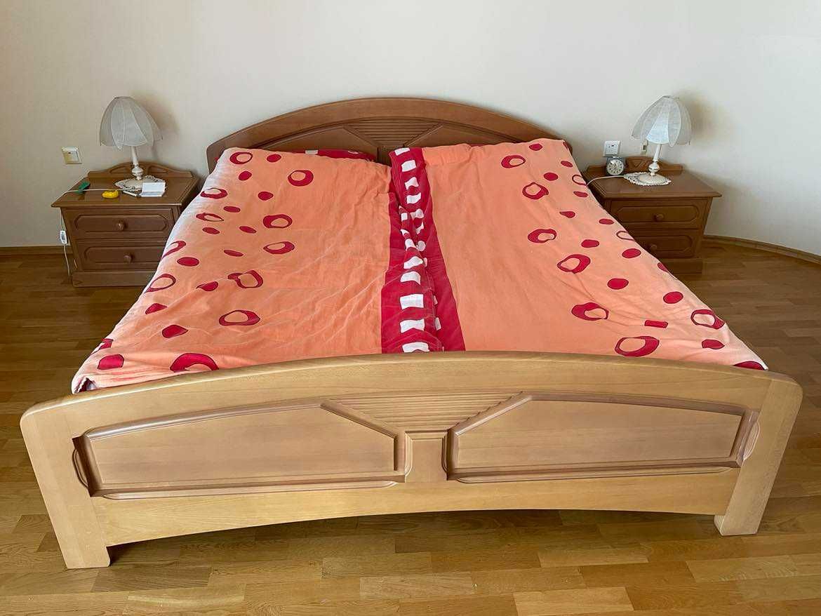 Sprzedam komplet do sypialni: łózko, dwie komódki nocne i toaletkę.