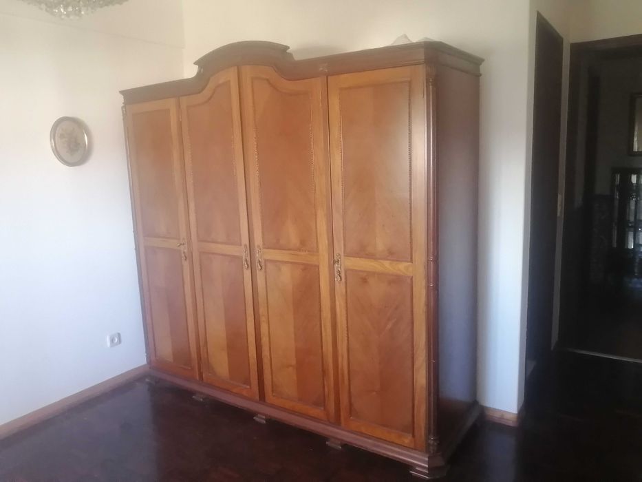 Roupeiro Vintage de 4 portas, com espelho e gavetas