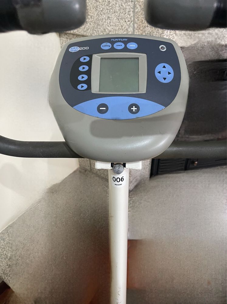 Bicicleta fixa para exercitar pernas