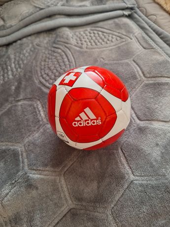 Mała piłka firmy adidas