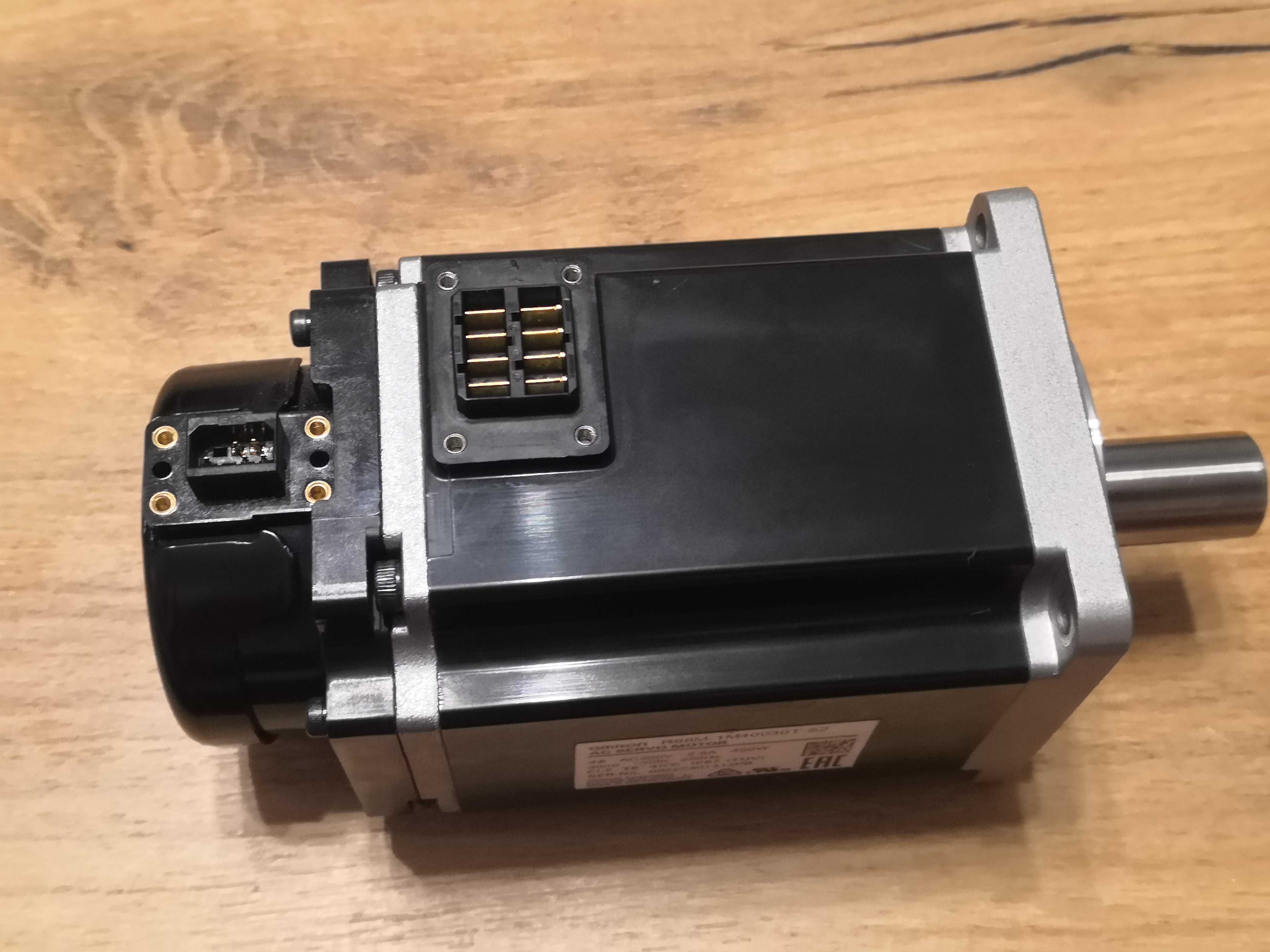 Servo motor OMRON R88M-1M40030T-S2 400W nowy