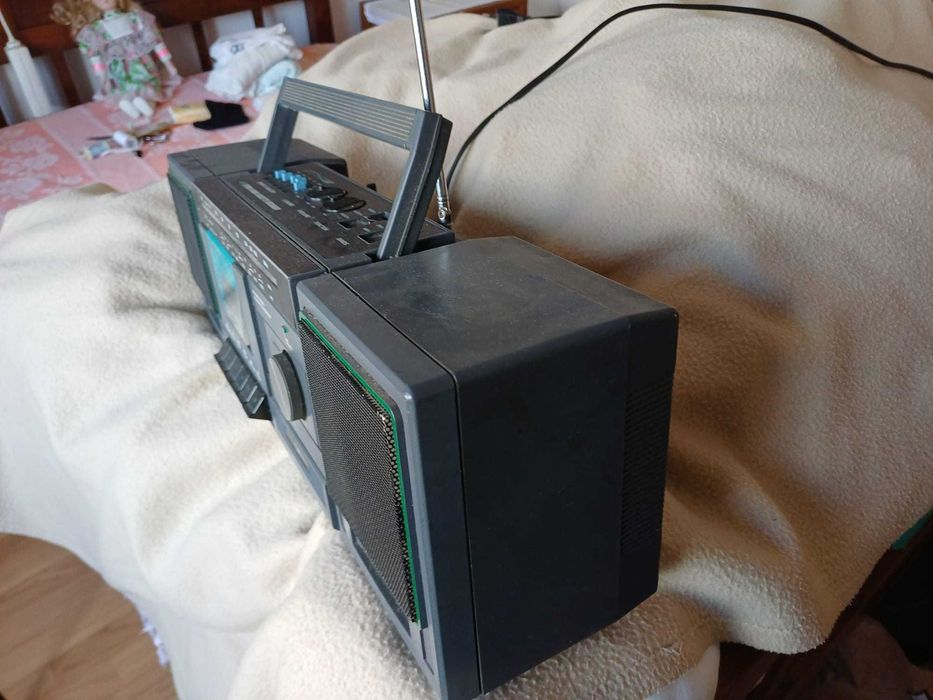 Radio pequeno com leitor de cassetes