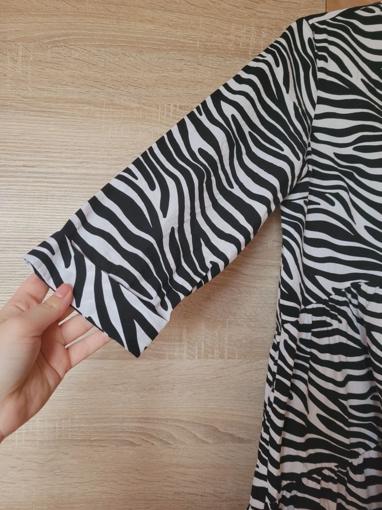 Sukienka wzorzysta zebra czarna biała reserved M 38 falbany ciążowa