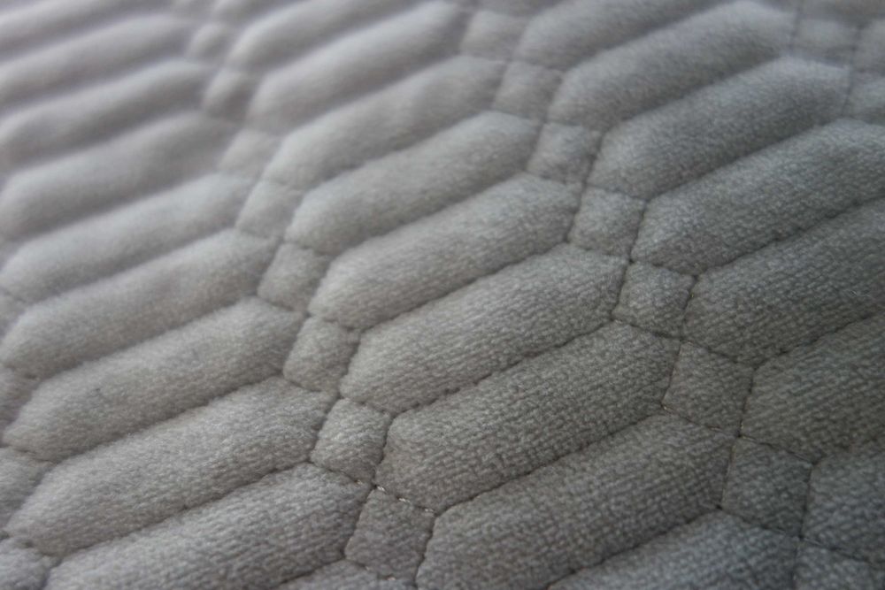 popielate etui na laptop 
zapinane na zamek błyskawiczny