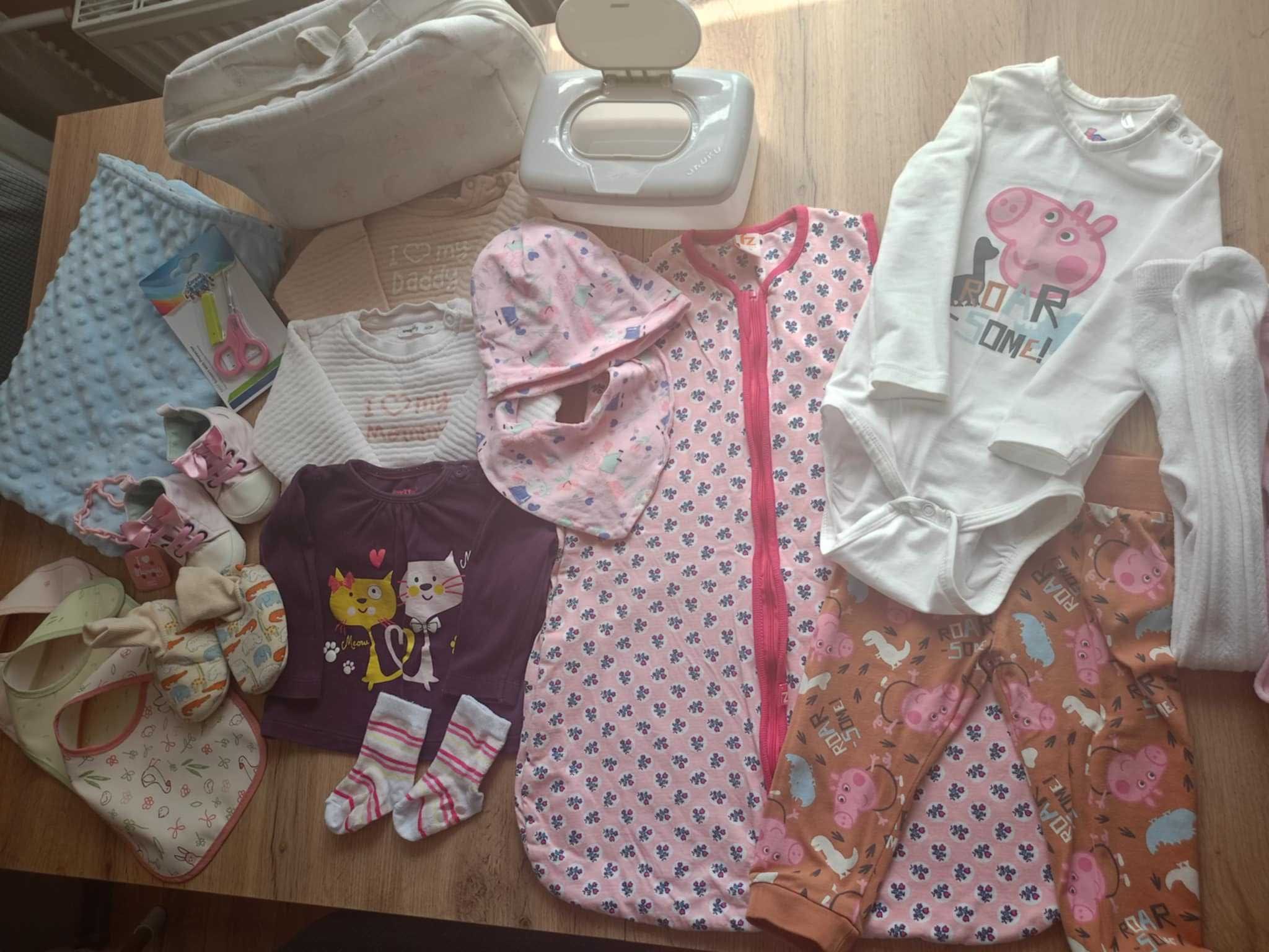 Pełna torba dla niemowlaka , kocyk , bluzy , buciki i inne
