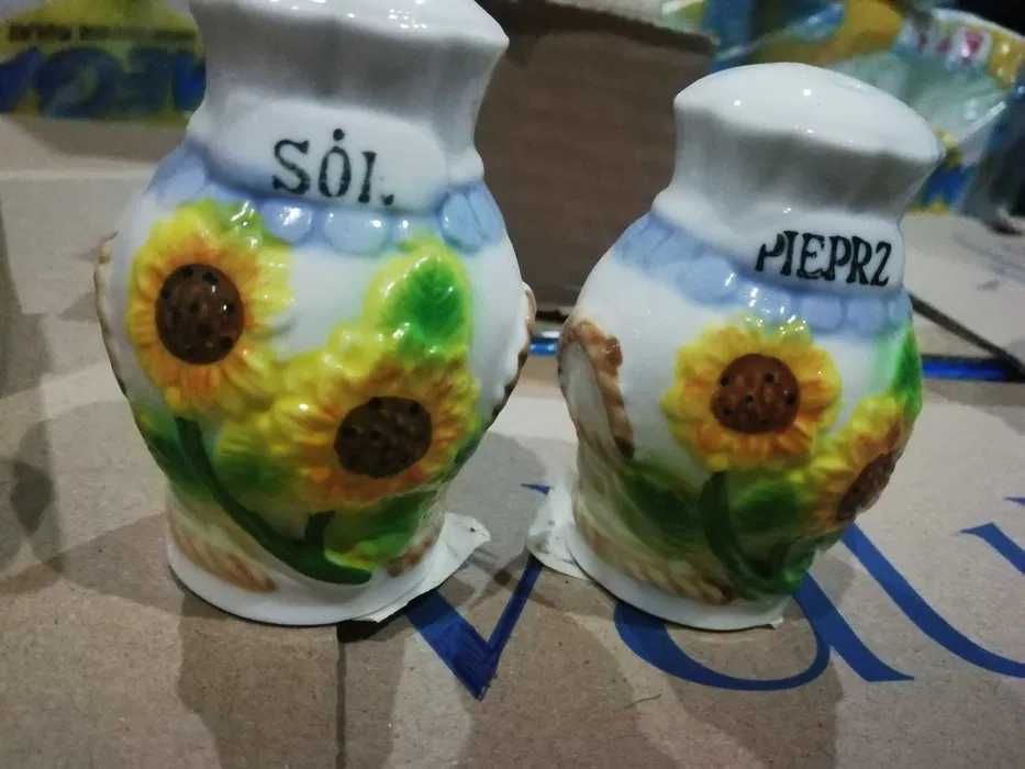 2 pojemniki na sól i pieprz w koszyczku