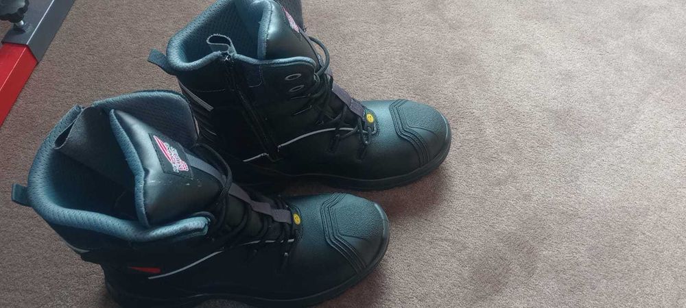 Buty robocze wysokie. Obuwie robocze RED WINGS