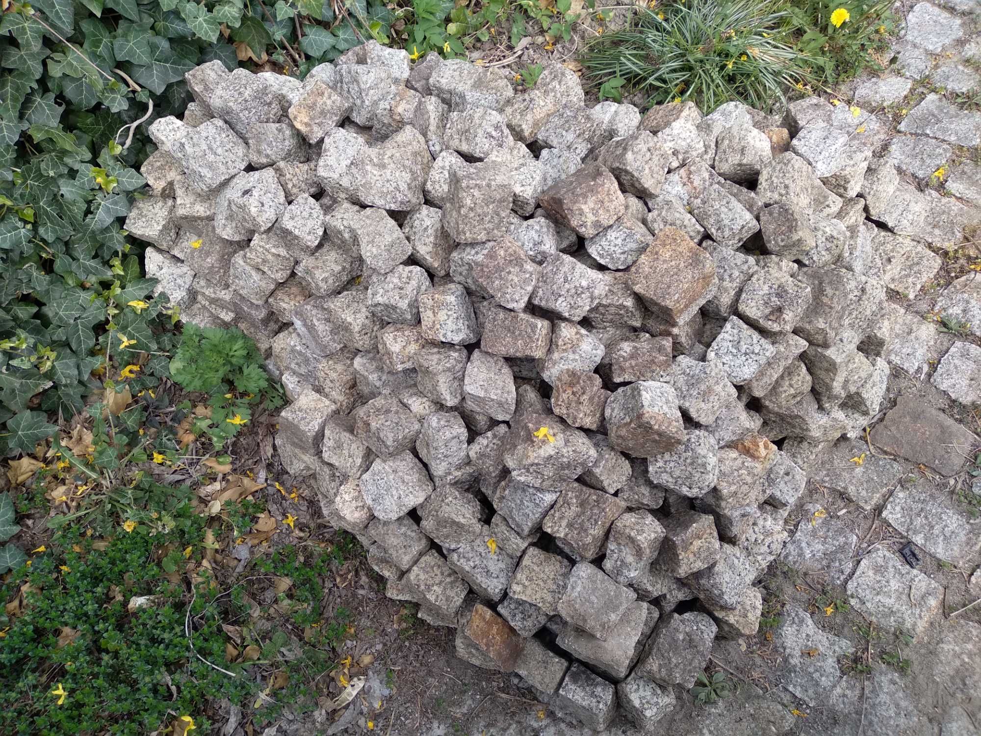 Kostka granitowa nieregularna łupana