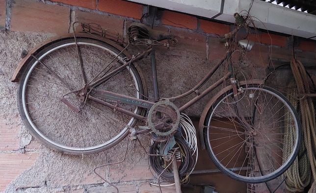 Bicicleta antiga para restauro