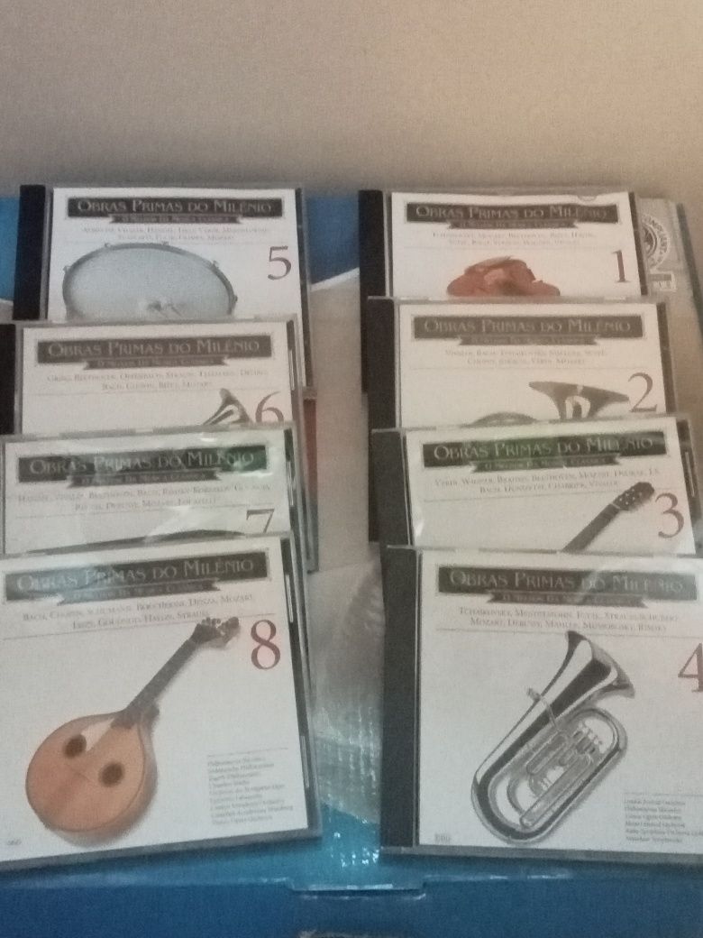 Lote de CDs e bolsa para cds