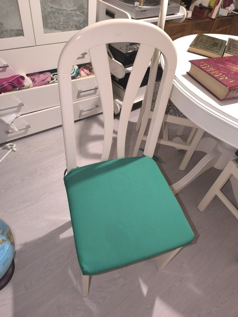 Conjunto de mesa e cadeiras