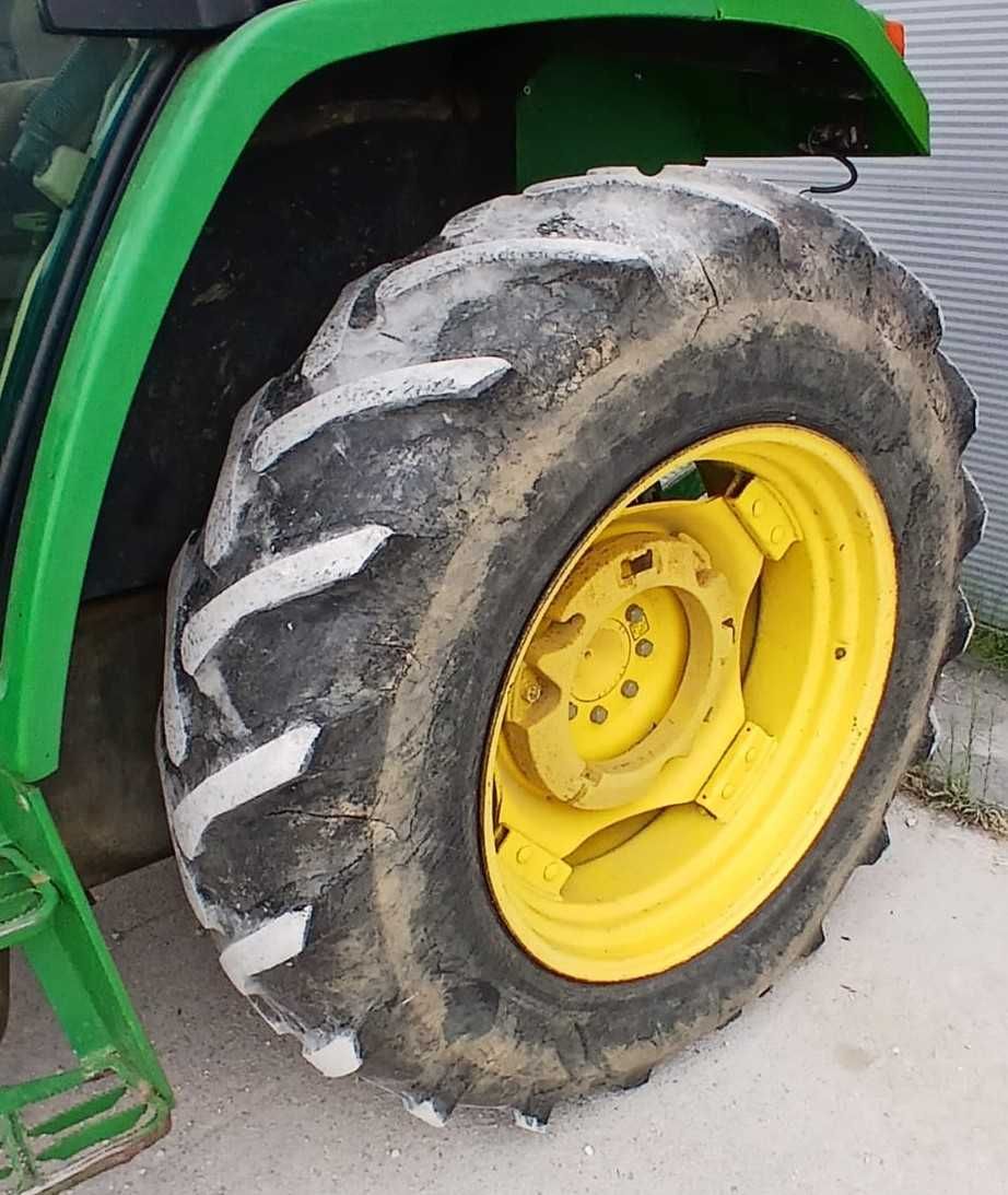 John Deere 6110 Trator com Carregador Frontal