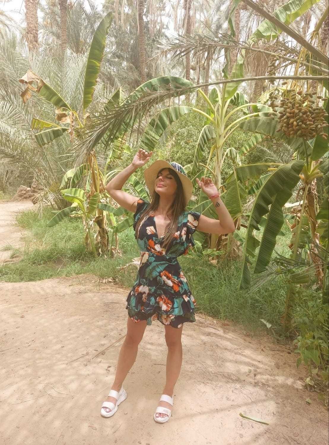 Vestido Curto com Estampa Tropical e Costas Abertas