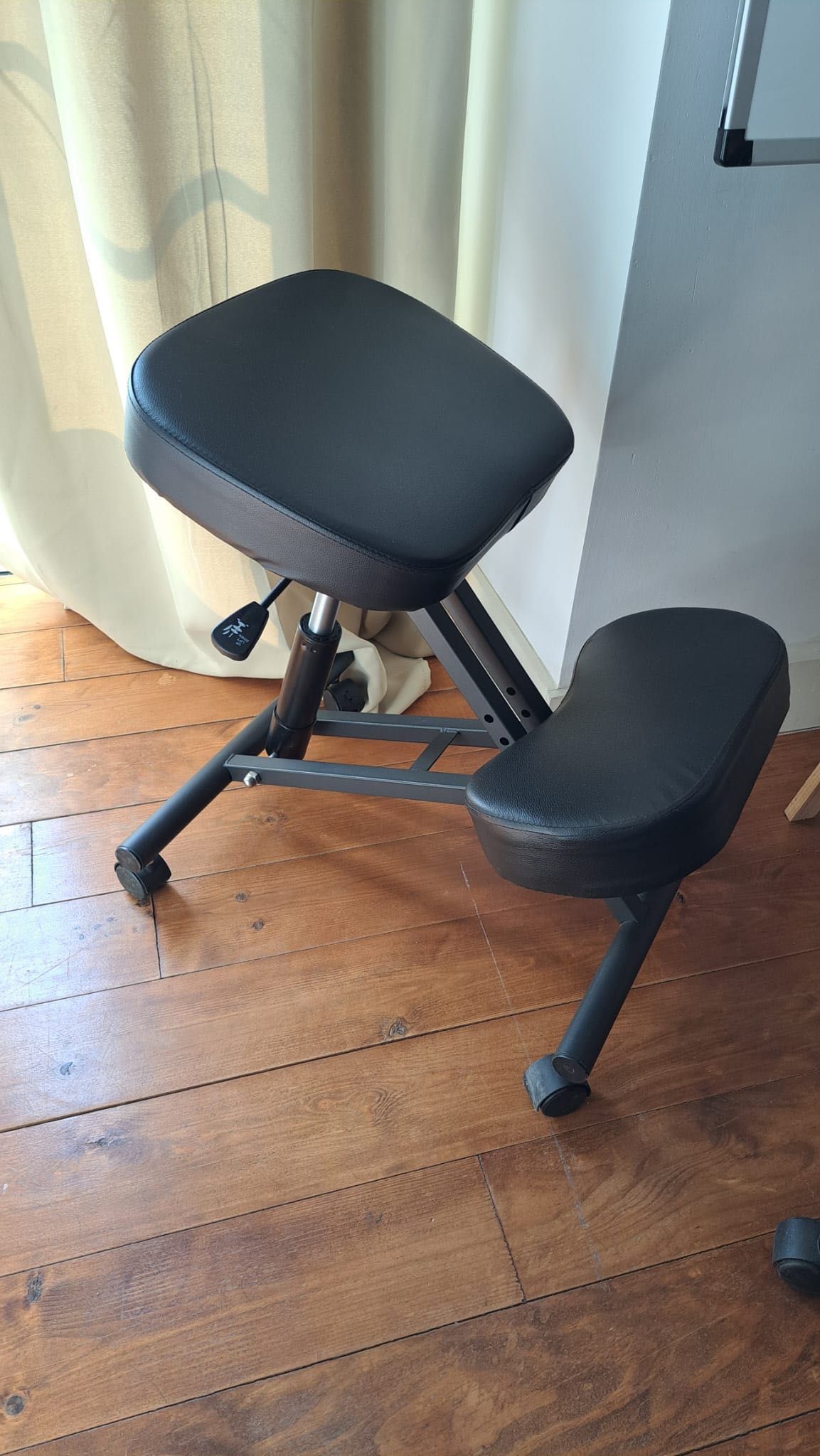 Cadeira ergonómica profissional, cor preta.