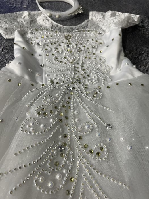 Продам савяткову сукню білого кольору