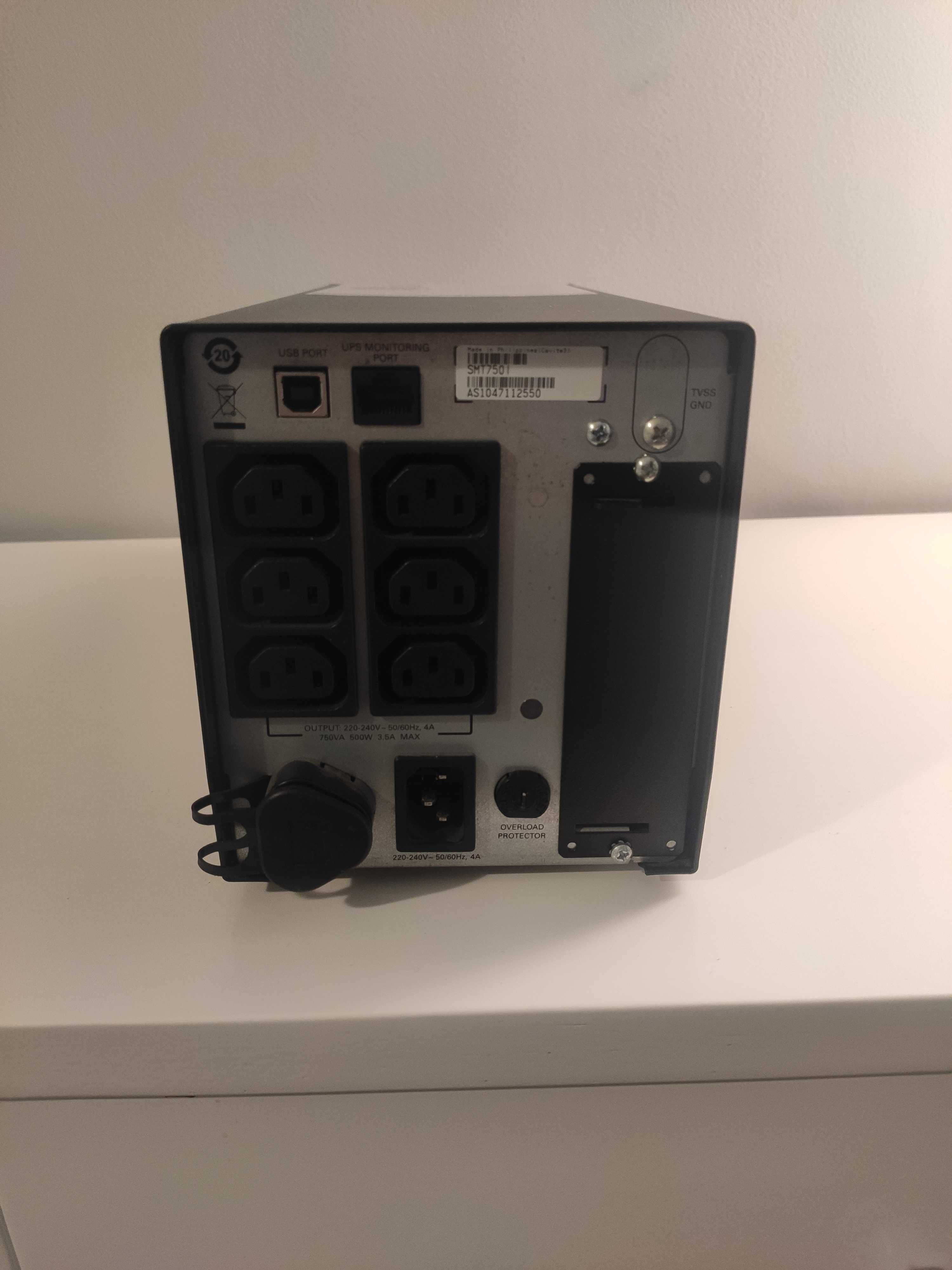 UPS APC Smart-UPS 750VA com LCD