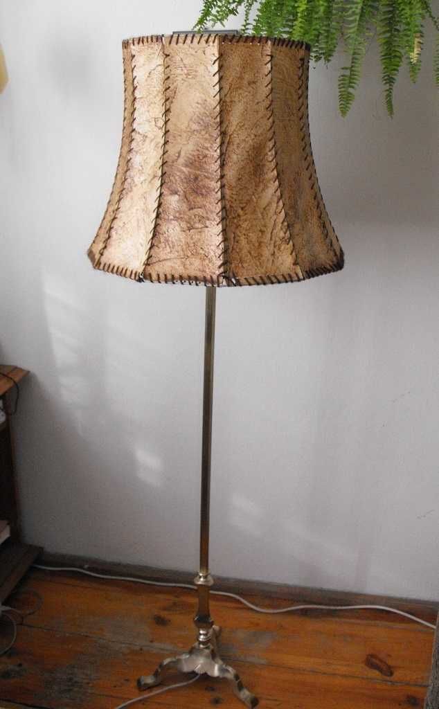 Mosiężna lampa podłogowa z abażurem