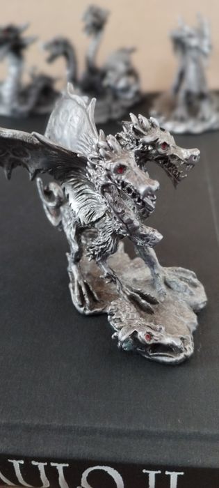 Vendo coleção de dragões de metal