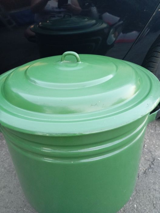 Duży garnek z przykrywką