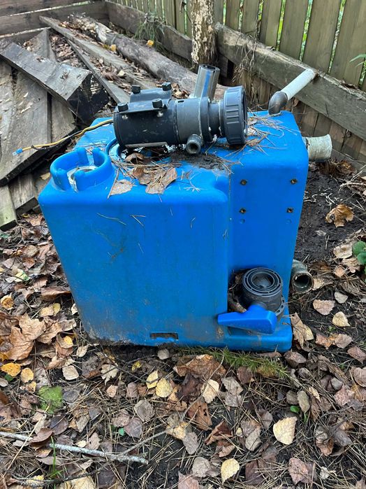 Zbiornik na fekalia do jachtu żaglowego lub motorowego wraz z macerat.