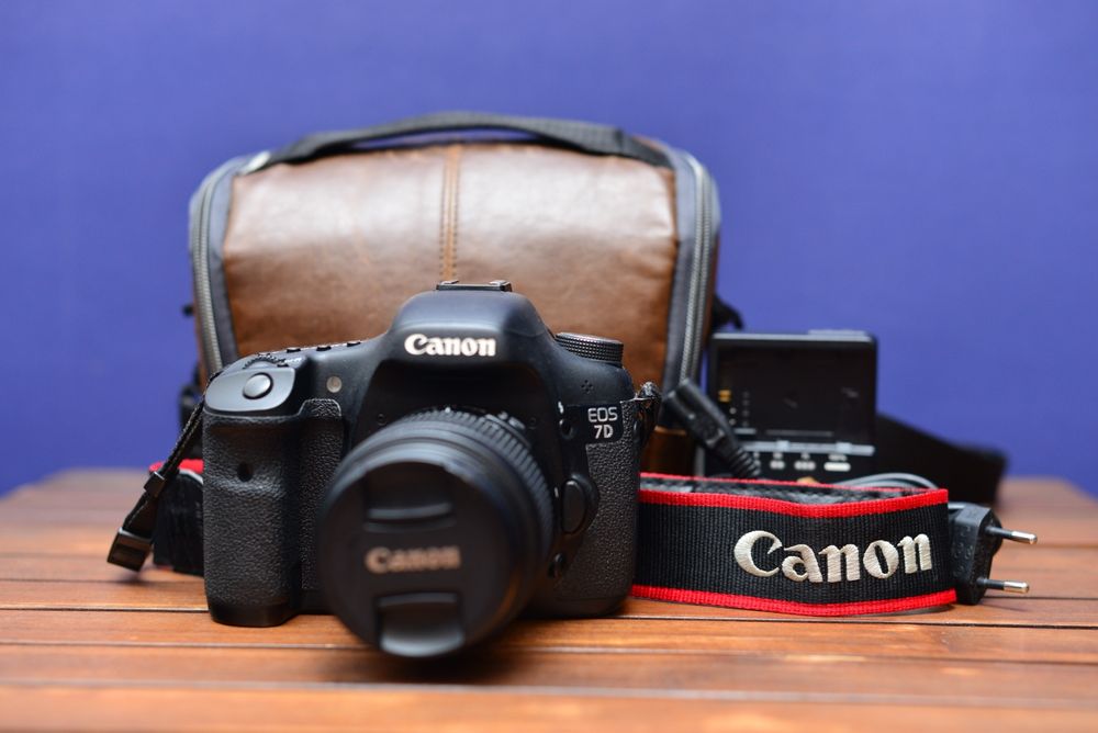 Aparat Canon EOS 7D + obiektyw 18-55mm 3.5-5.6 III + torebka