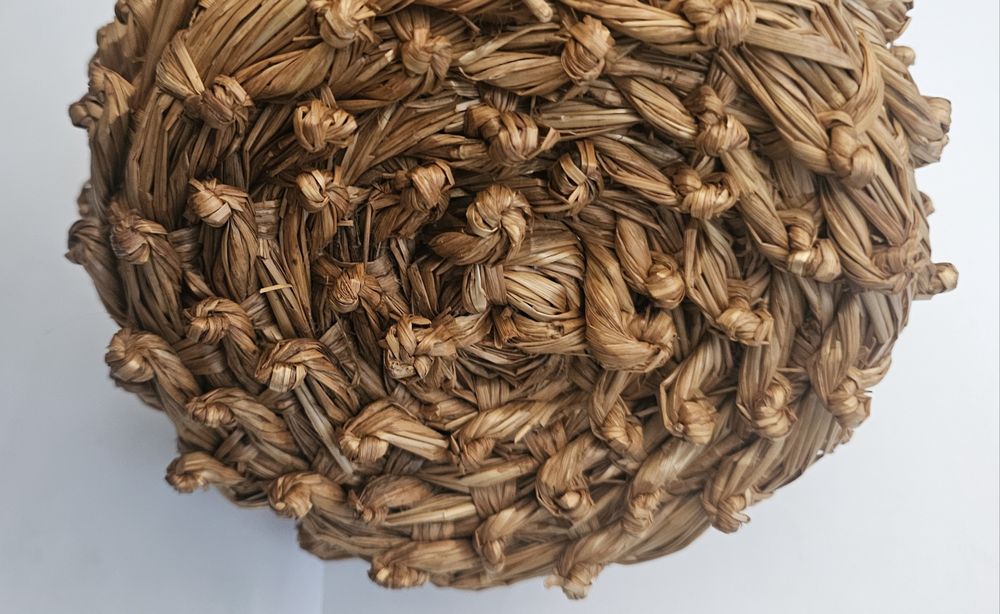 Piękny, ręcznie robiony koszyk ze słomy Wielkanoc